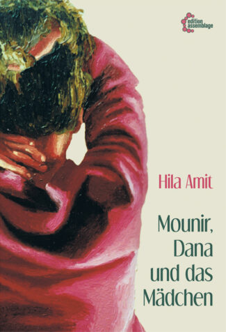 Rückansicht einer Person mit rötlichem Obertel, die ihre schwarzen Haare hochsteckt. Rechts von ihr auf beigem Hintergrund "Hila Amit. Mounir, Dana und das Mädchen".