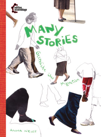 Buchcover „Many Stories. Gespräche über Migration“ von Anna Neuss, edition assemblage. Künstlerische Collage aus fotografierten Beinen, gezeichneten Körpern und gehenden Menschen auf weißem Hintergrund. Der Titel ist in grüner Handschrift gestaltet, am linken Rand verläuft ein roter Streifen.
