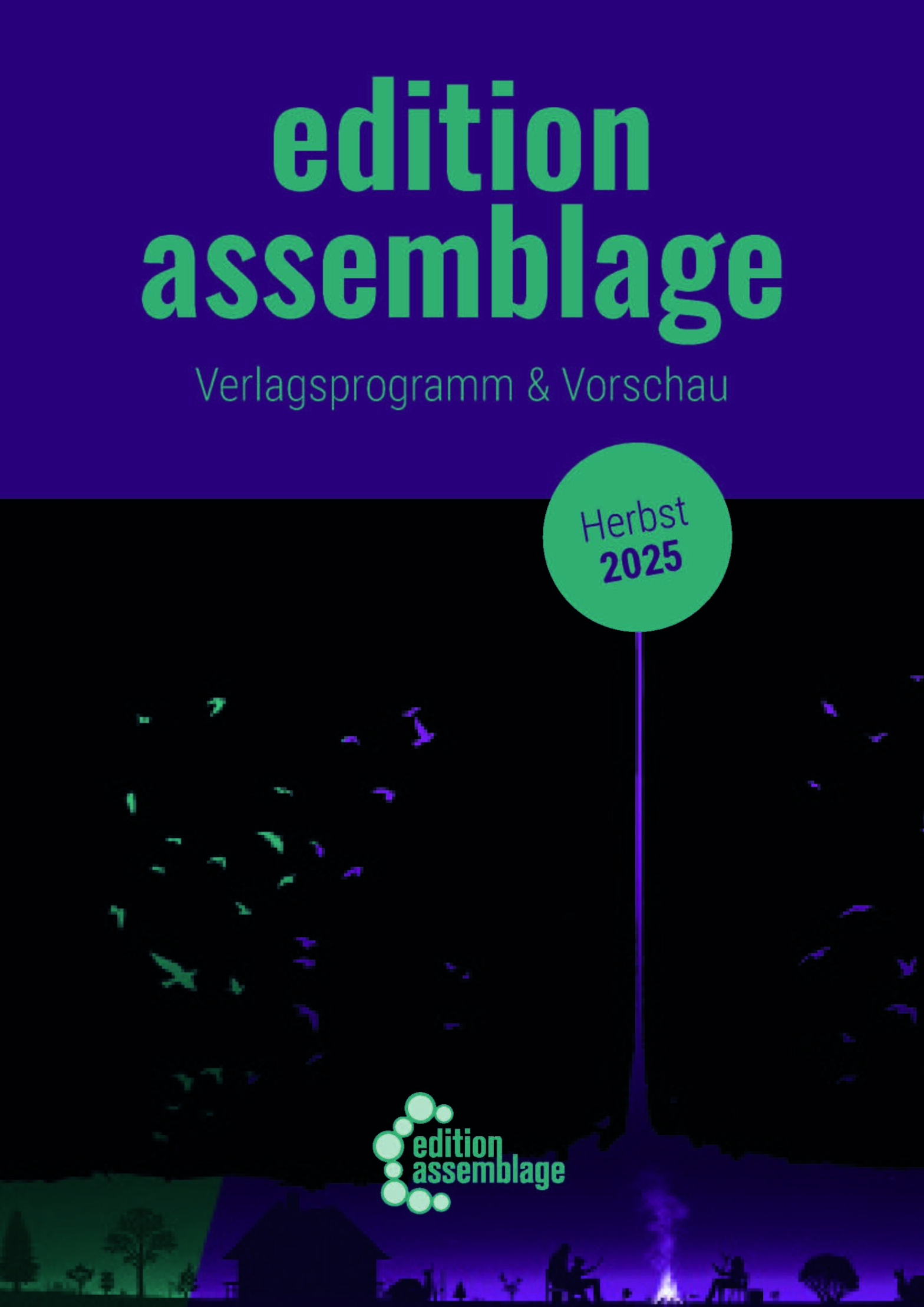 Grafisches Titelbild der Verlagsvorschau Herbst 2025 von Edition Assemblage mit grünem Schriftzug auf violettem Hintergrund und nächtlicher Szene mit Lagerfeuer und Figuren.